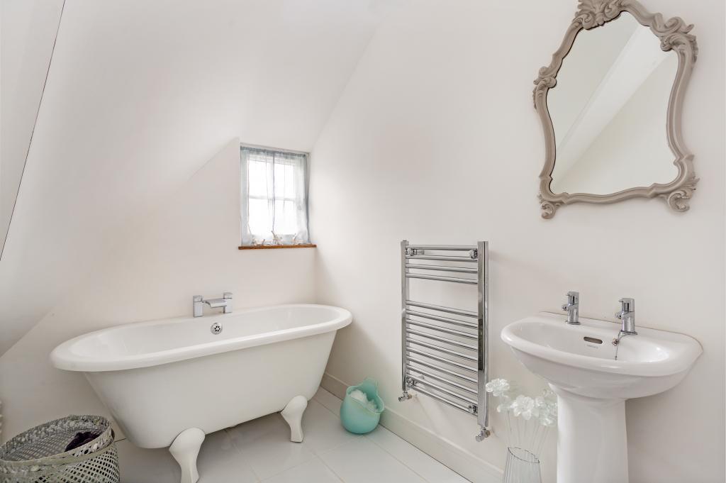 A BEDROOM 3 EN SUITE